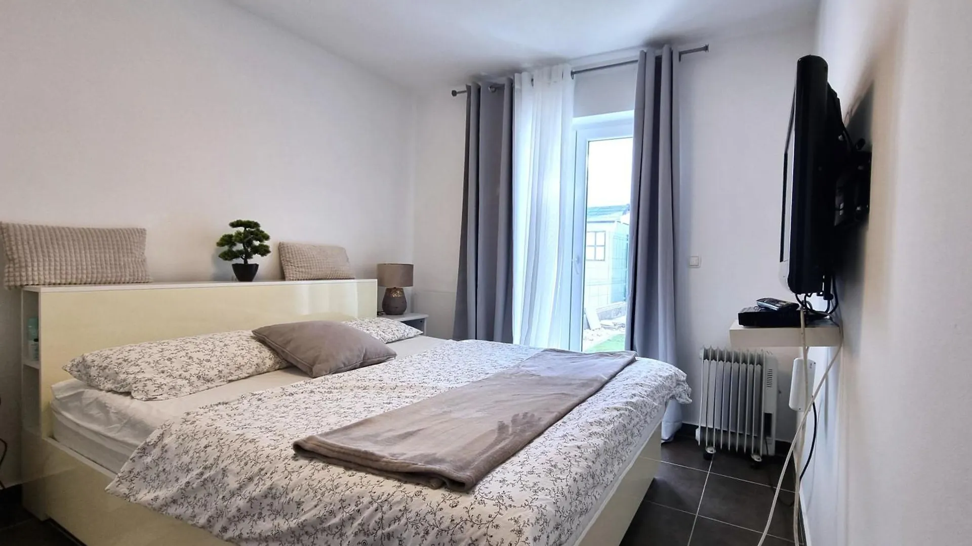 Apartments With A Parking Space Baska, Krk - 24147 0*, Baska (Krk)